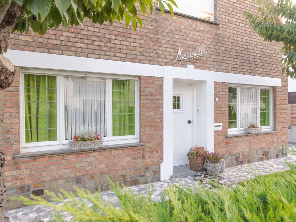 Plant, Building, Daytime, Window, Property, Green, Leaf, House, Architecture
