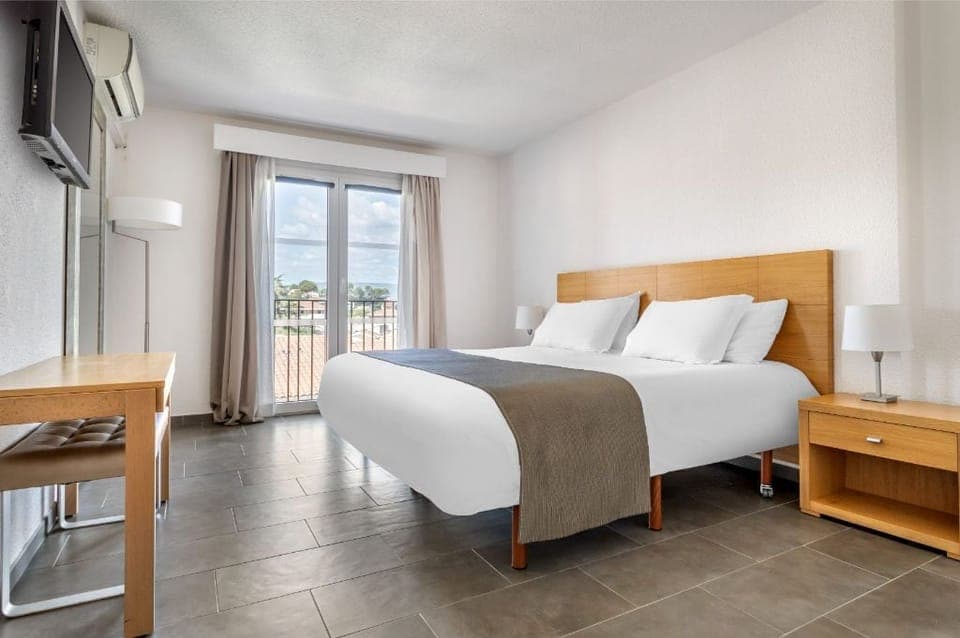 Serene bedroom with plenty of light and comfortable furnishings for a peaceful rest.