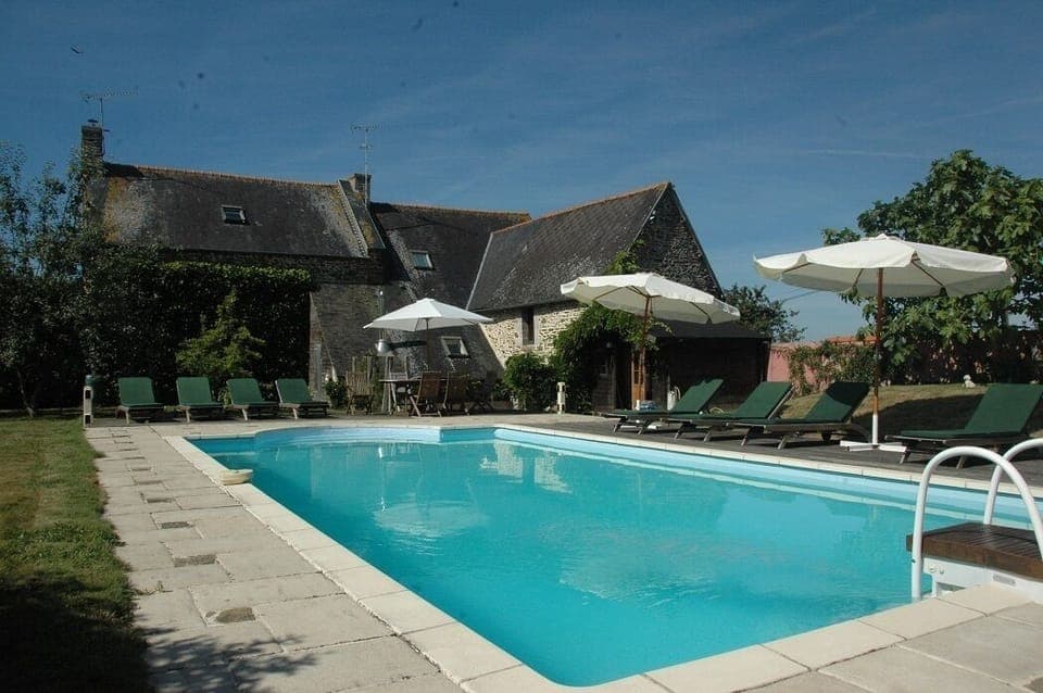 Beautiful, safe heated pool, shared with Les Moulins and l'Hirondelle