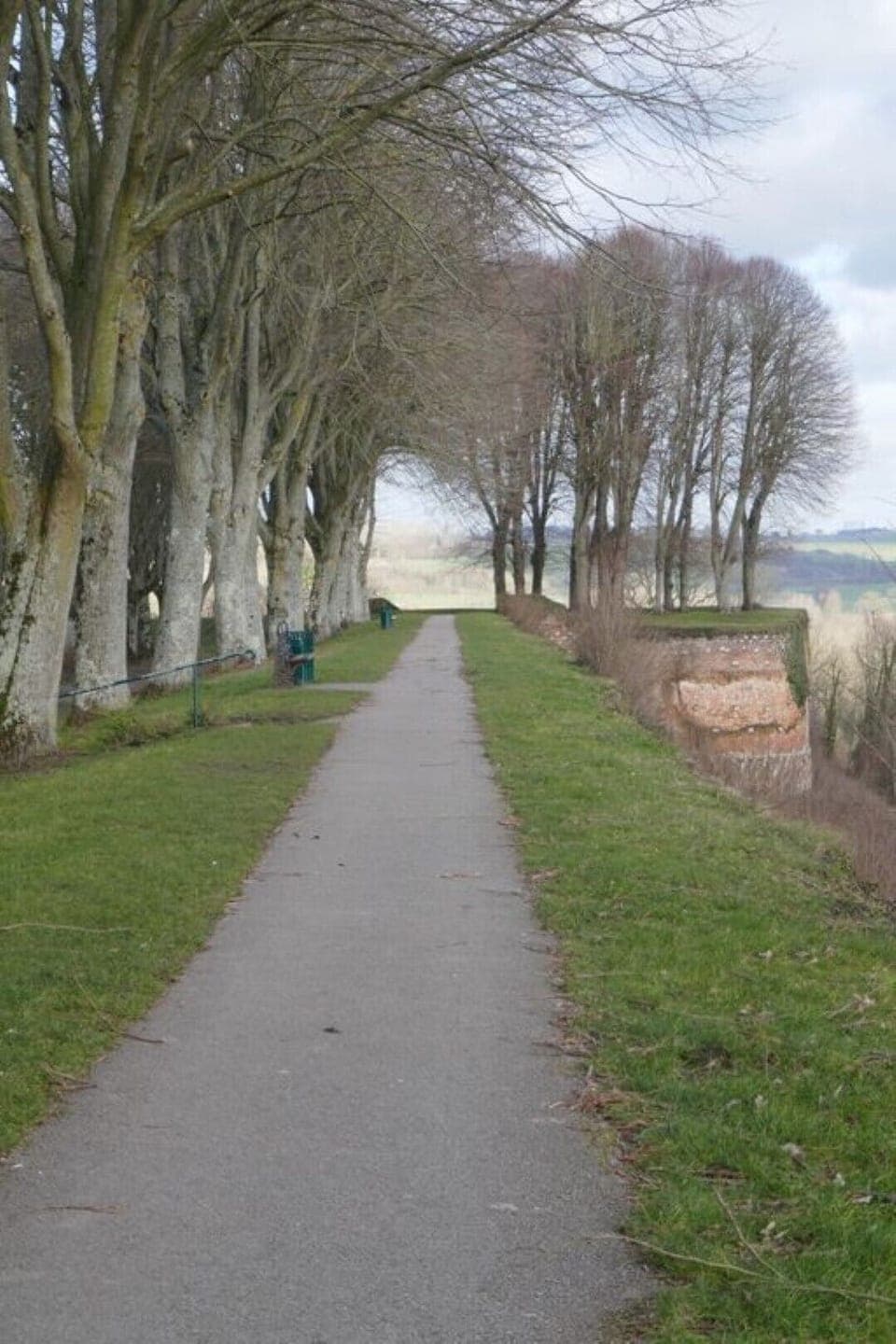 Footpath around the chateau at Montreuil