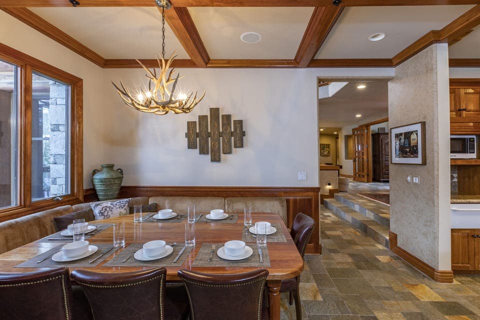 4.6-telluride-gold-hill-breakfast-nook-hall