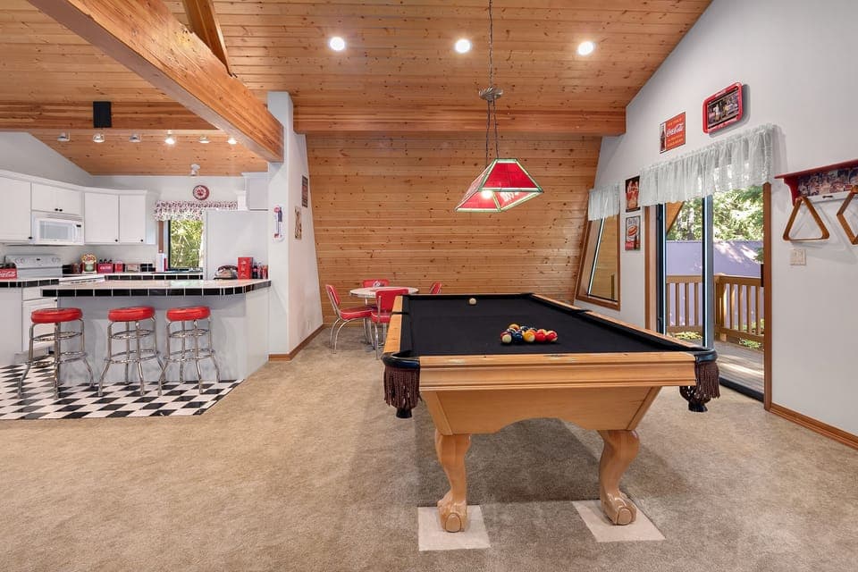 Highlander Lodge - The 50's Diner Game room with a Pool Table