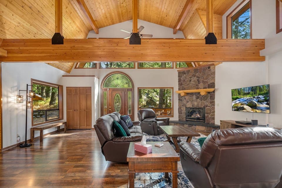 Highlander Lodge - Main great room with soaring 30' pine ceilings, large TV with FuboTV and Blu-Ray.