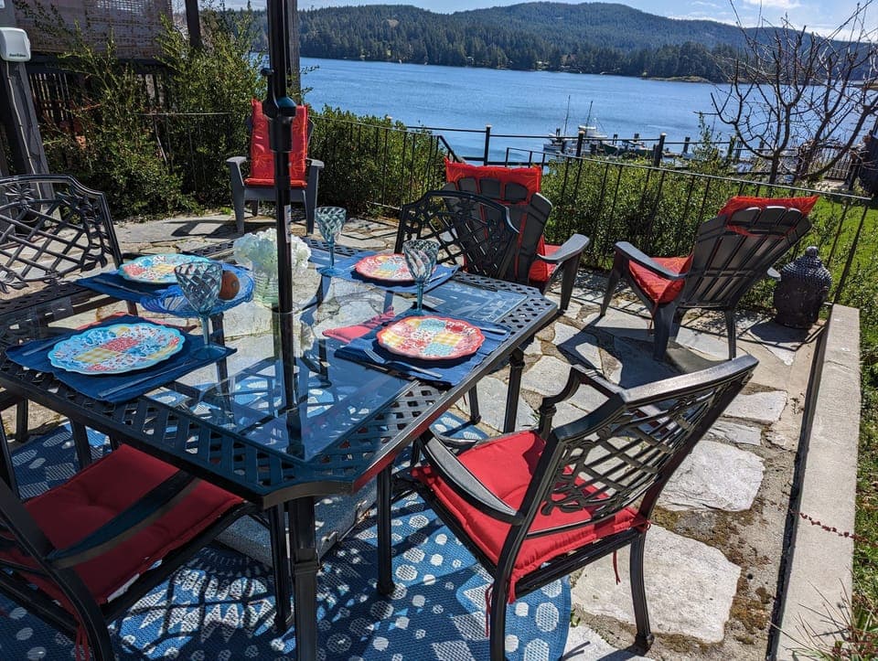 Breakfast al fresco.
Lots of birds & wildlife.