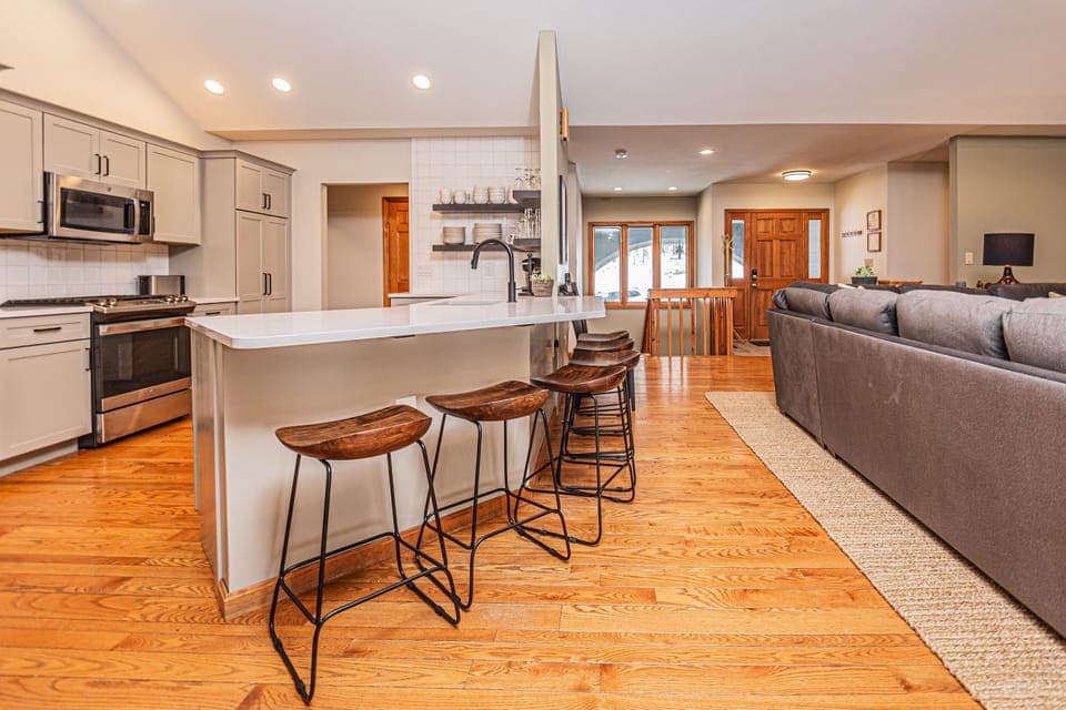 Kitchen w. Breakfast Bar