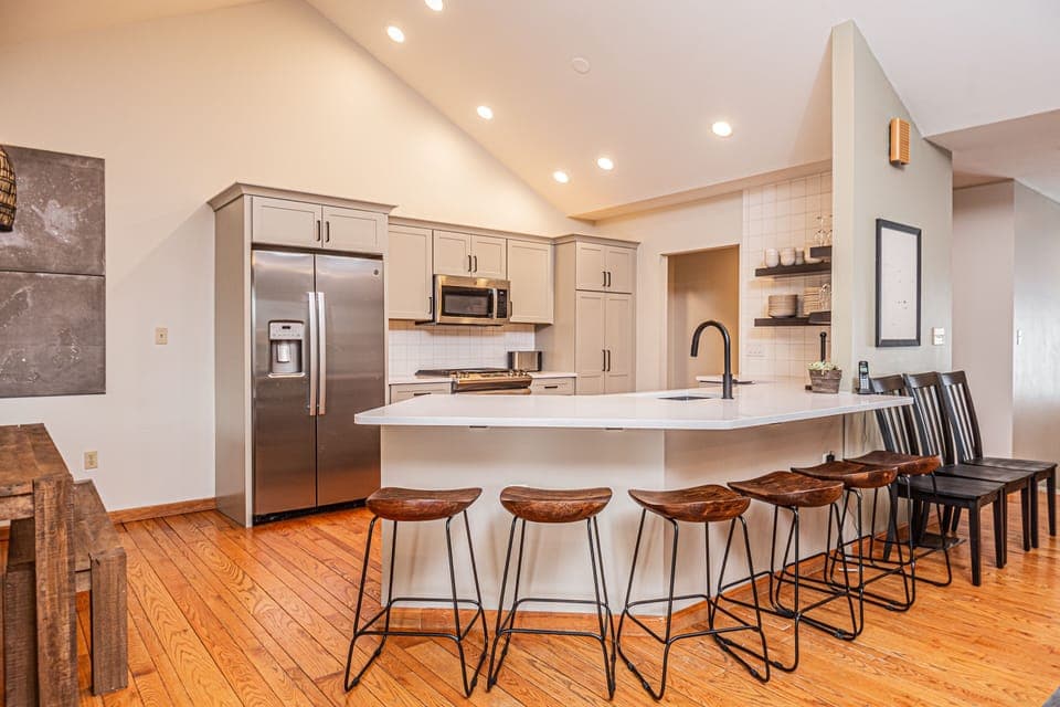 Kitchen w. Breakfast Bar