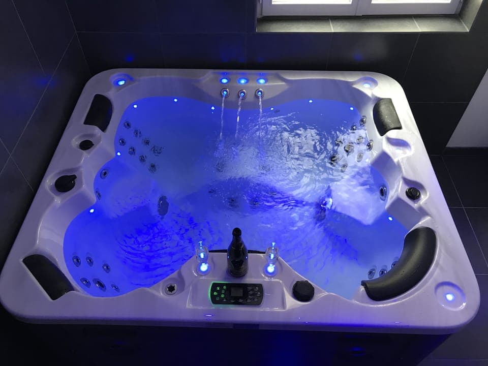 Indoor spa tub