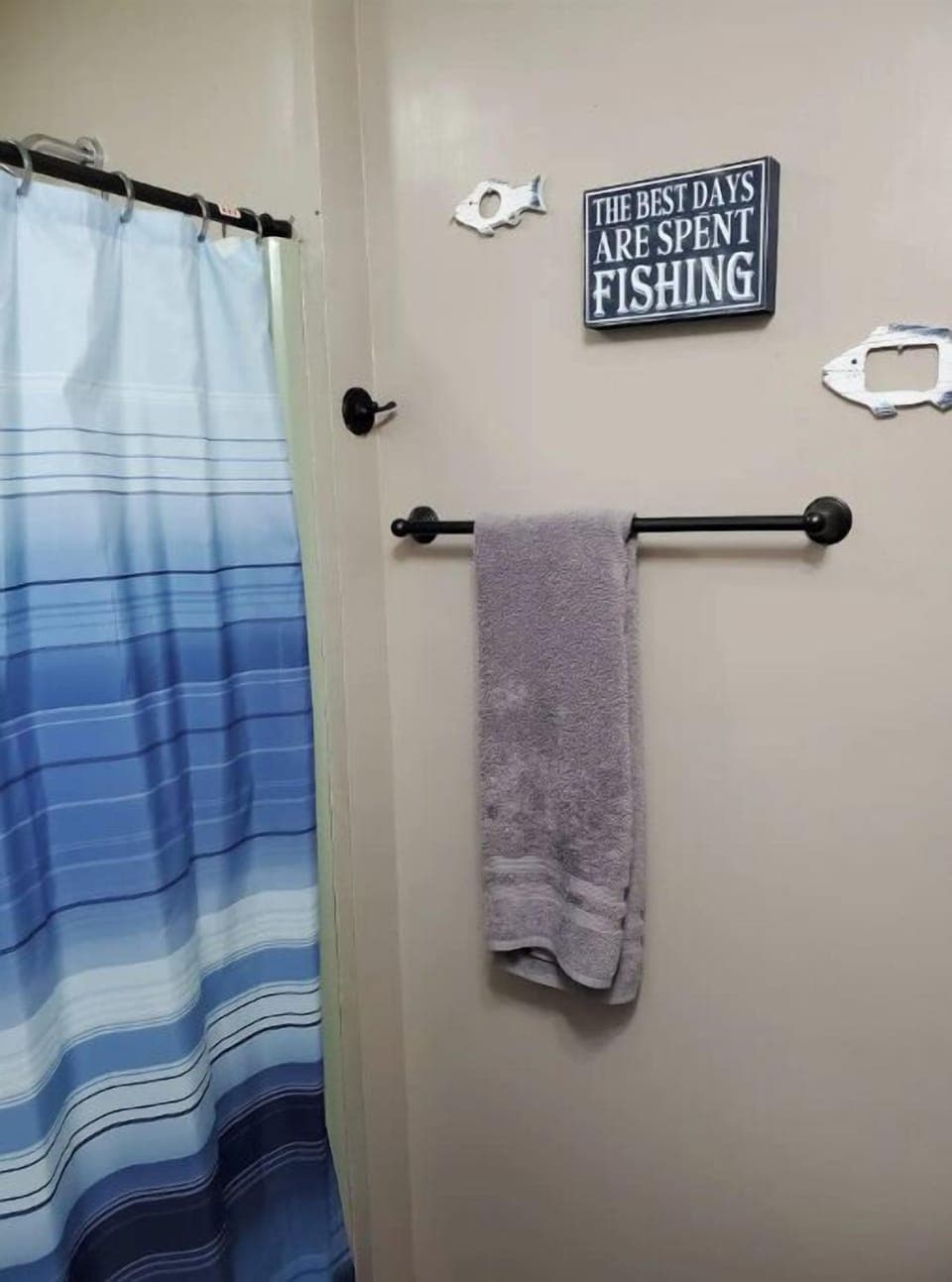 Main Level Hallway Bathroom (with tub/shower).