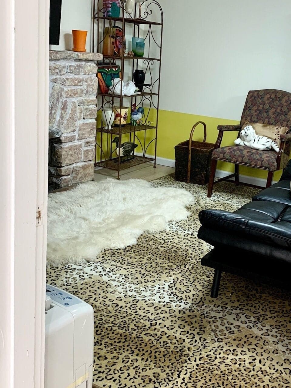 door to sitting and tv room