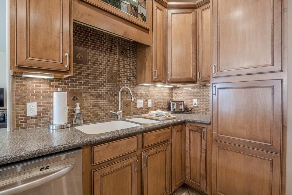 Cook like a chef in this beautifully designed kitchen with modern finishes and ample storage.
