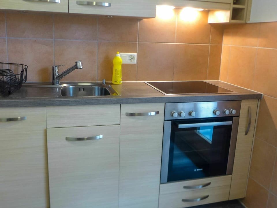 Kitchen Sink, Cabinetry, Sink, Property, Countertop, Tap, Kitchen Appliance, Plumbing Fixture, Kitchen, Wood