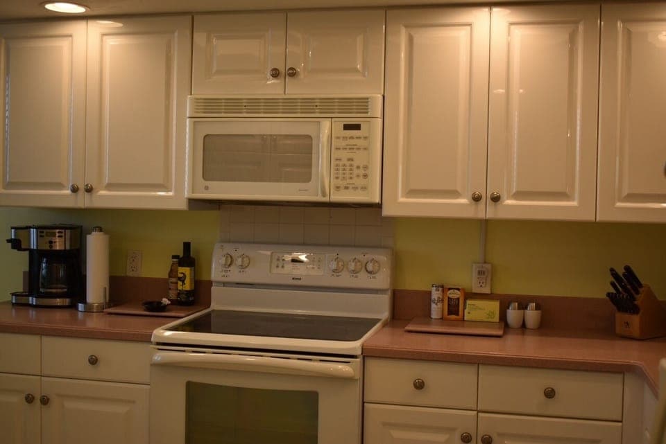 Fully outfitted upgraded kitchen