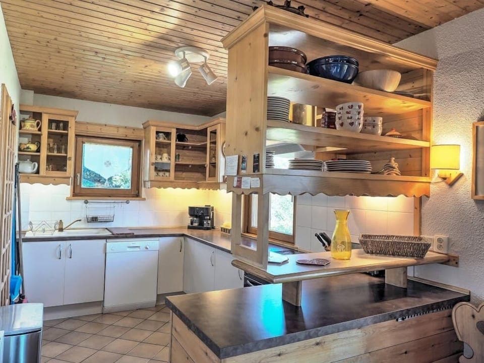 Well equipped light kitchen