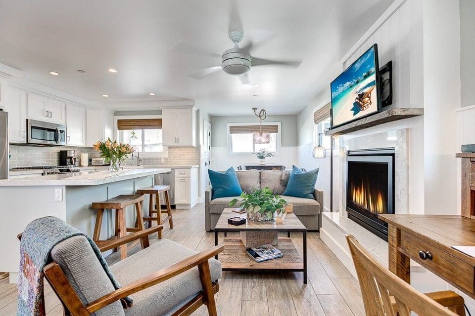 This downstairs unit includes a cozy living area, with gas fireplace and flat screen TV. Beyond the living area is a dining table which seats 4 comfortably.
                