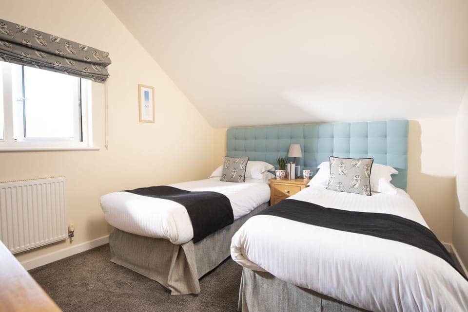 Twin bedroom and side table with an en suite - Lodge 40