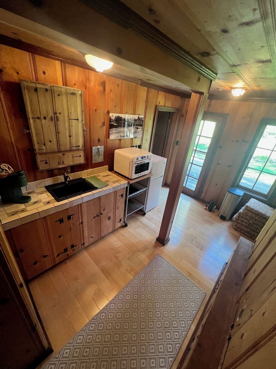 Kitchenette:  Lots of kitchen appliances included! (see description)