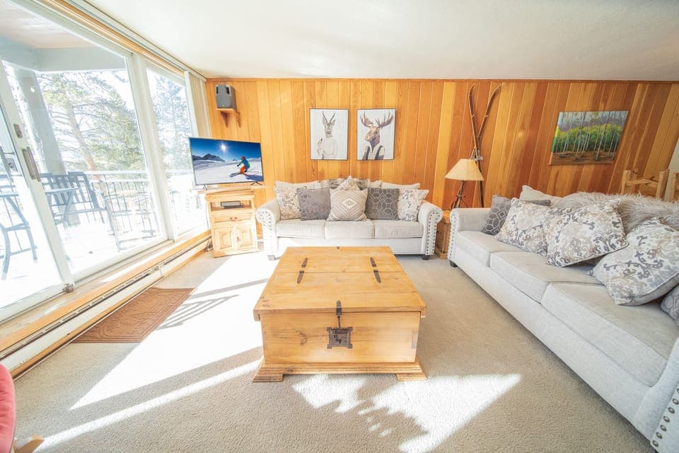 Inviting ski vacation condo at the Pines!