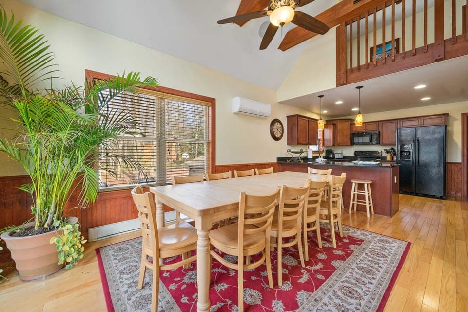 MAIN FLOOR DINING
