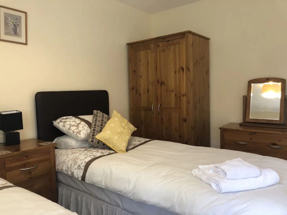 Twin bedroom, (zip and link beds can be made into a super king bed on request)