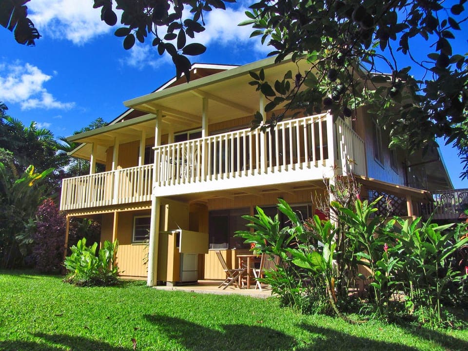 Beautiful Hawaiian Home in Private Tropical Setting One Block to Beach