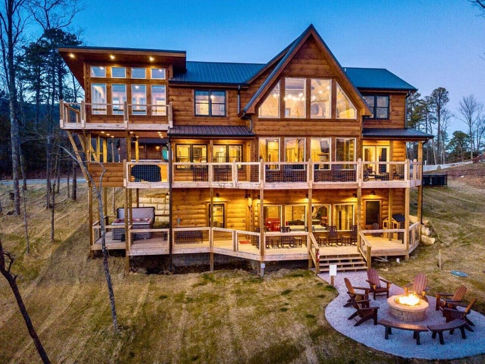 Treetop Treasure is a newly-built cabin with great indoor and outdoor features!