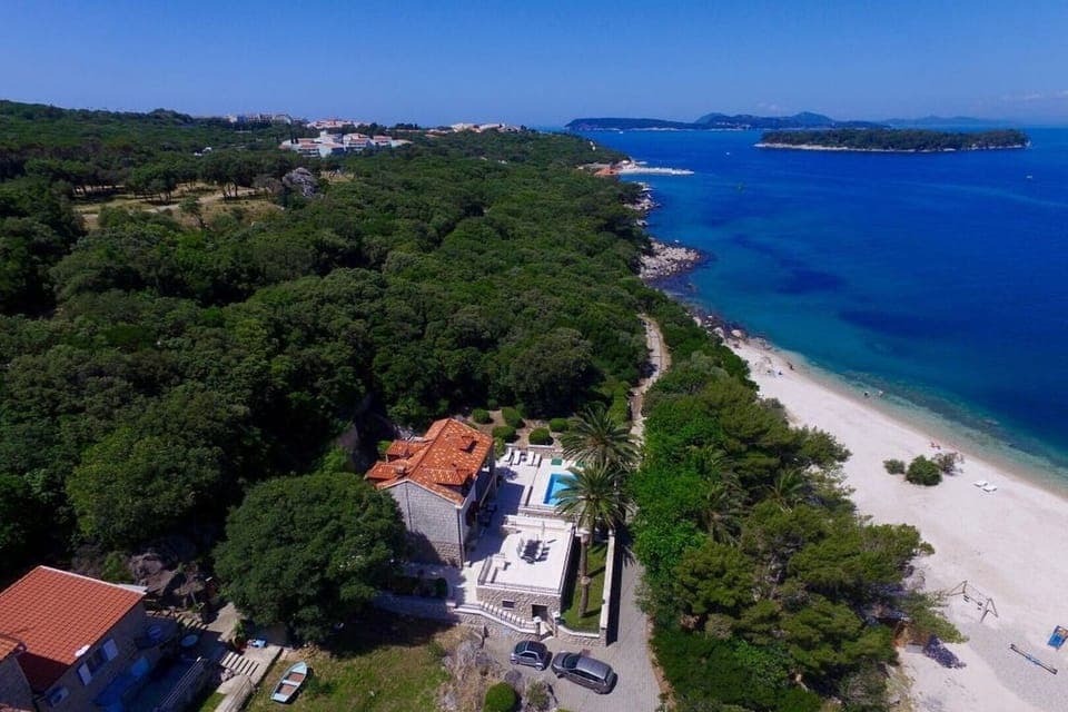 Proximity of the luxury villa Dubrovnik Oasis to the sandy beach 