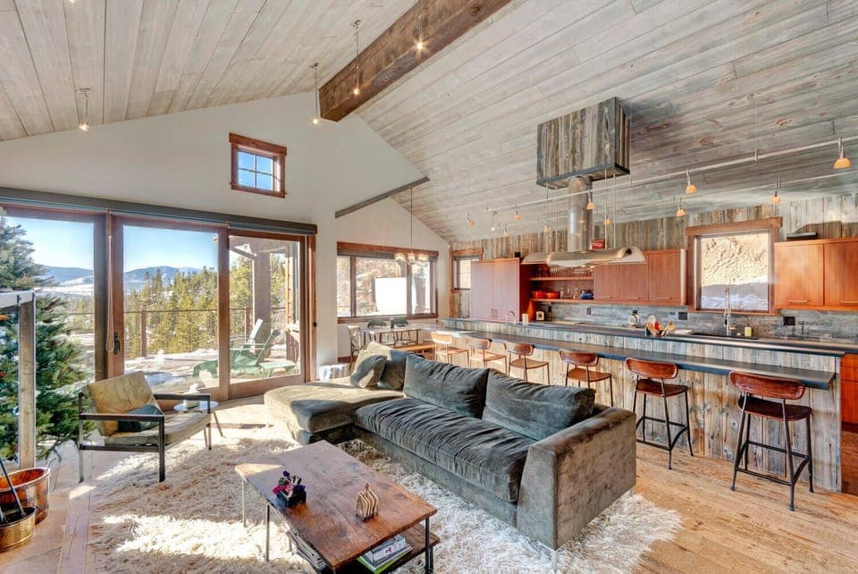 Expansive main living with incredible views