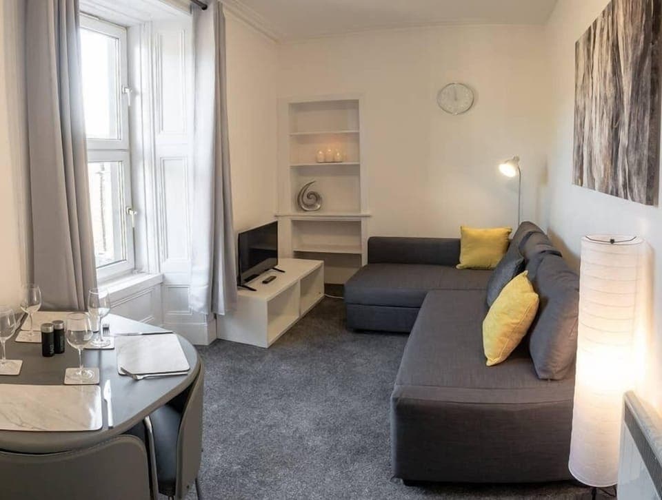 Bright, spacious lounge