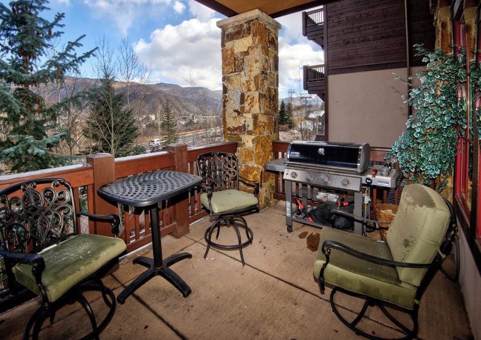 Balcony w/ Grill