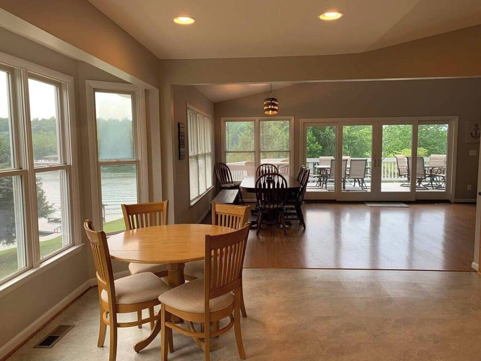Breakfast nook & dining room overlooks lake.