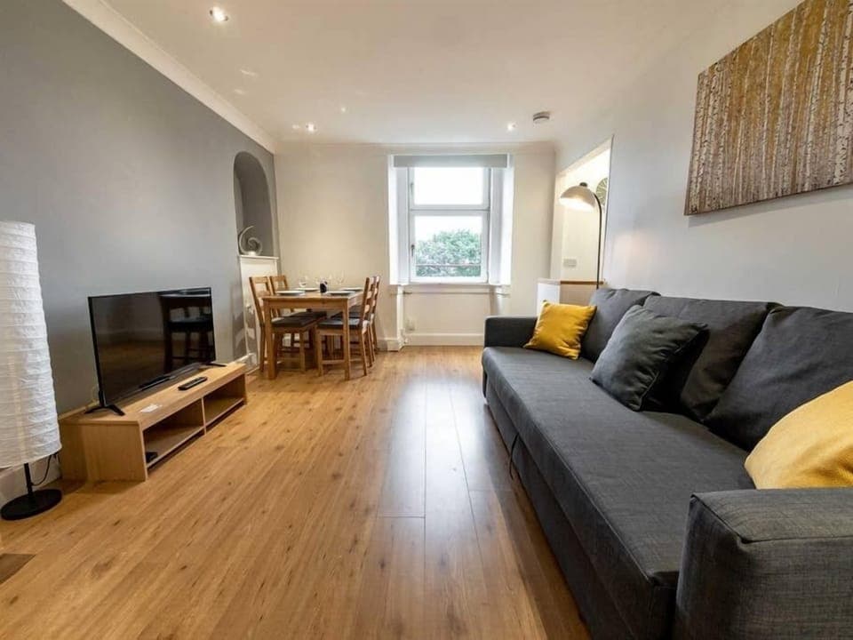 Bright and Spacious Lounge