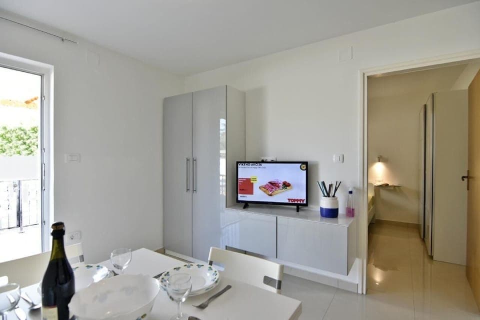 The wardrobe with flat-screen satellite TV at the entrance. Access to the bedroom