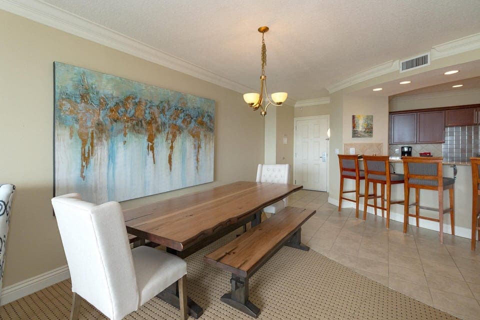 Large dining room table. Enough for 8 persons.