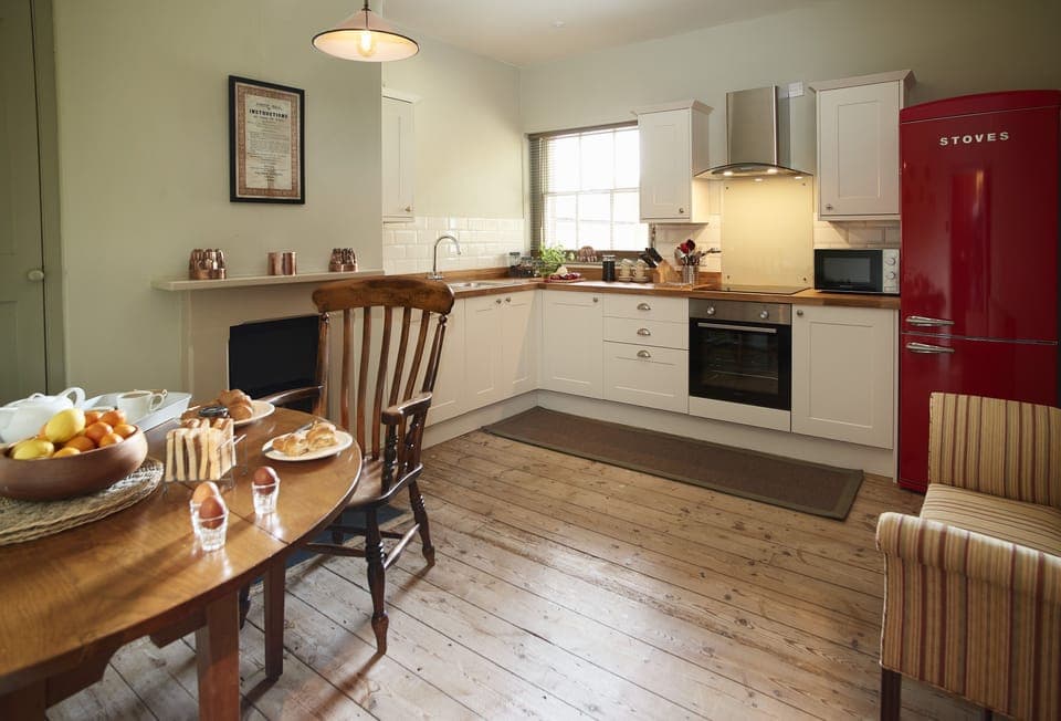 First floor: Well-equipped kitchen