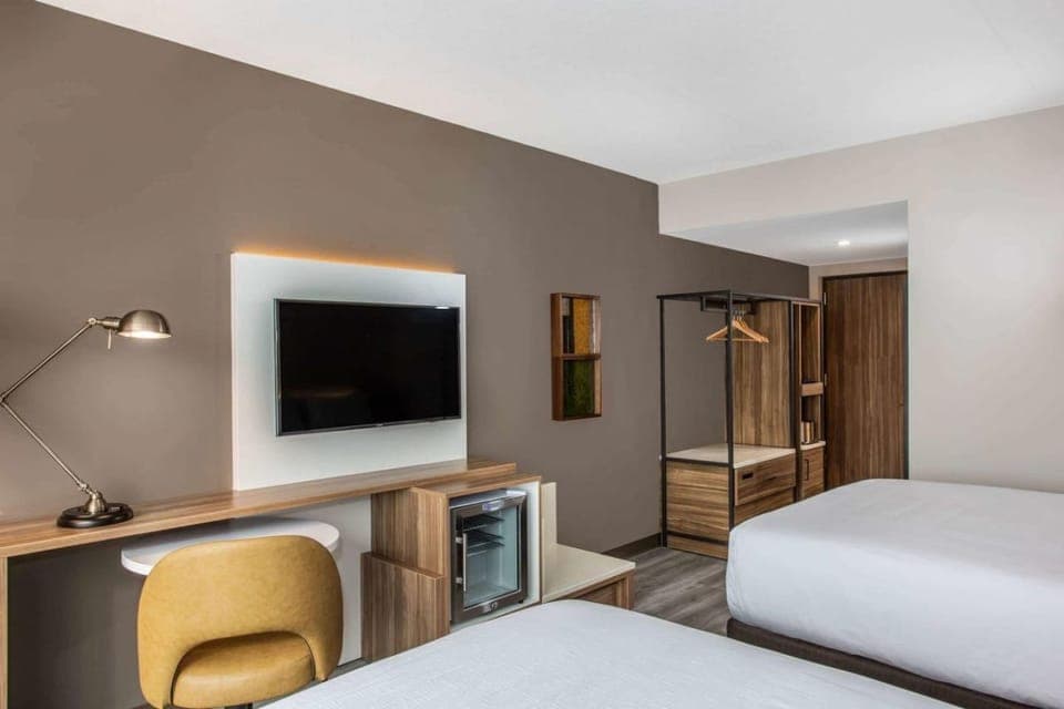 Unit with 2 Queens bed and flat screen TV.