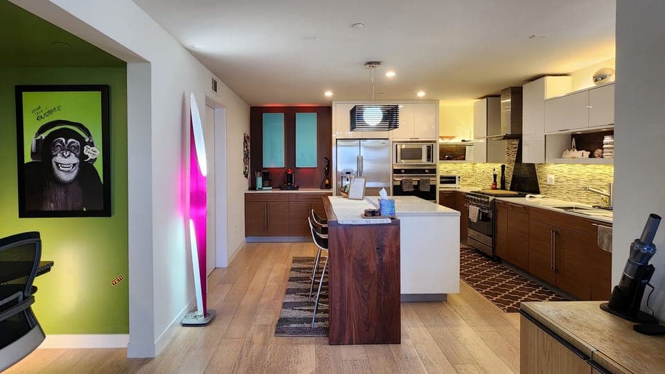 Designer gourmet kitchen with high-end appliances with quartz countertop