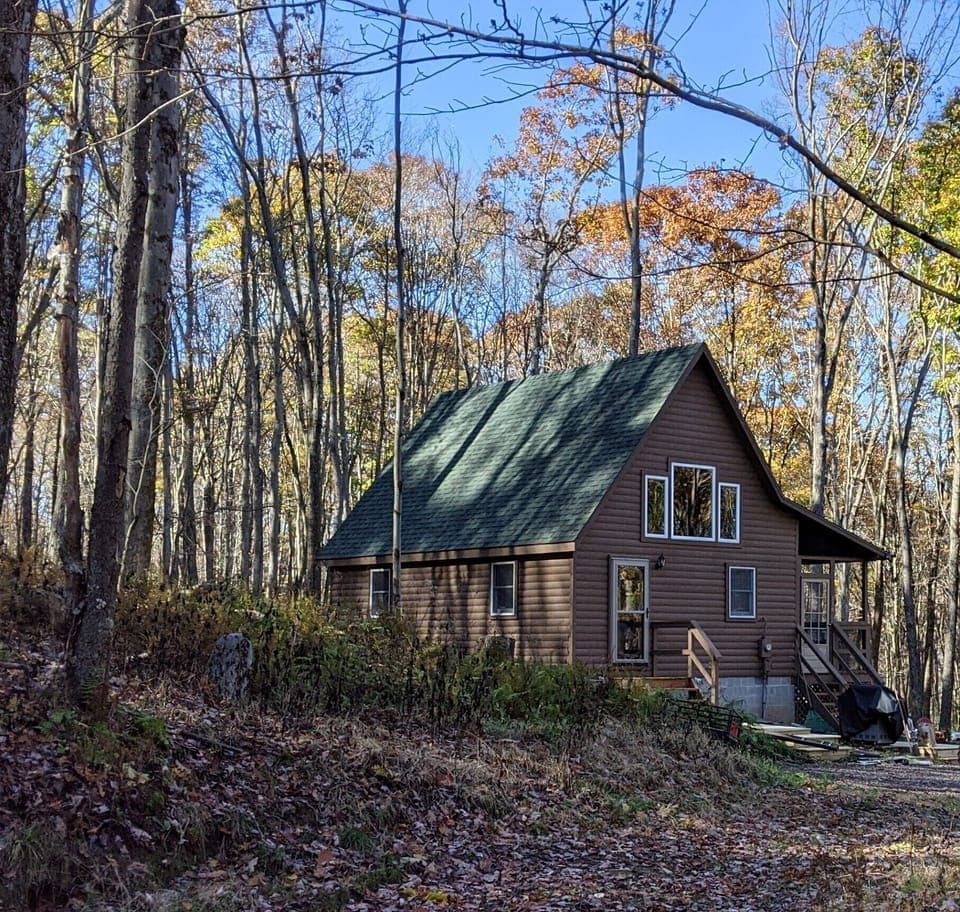 Cabin for relaxing or visiting all the things Deep Creek has to offer. 