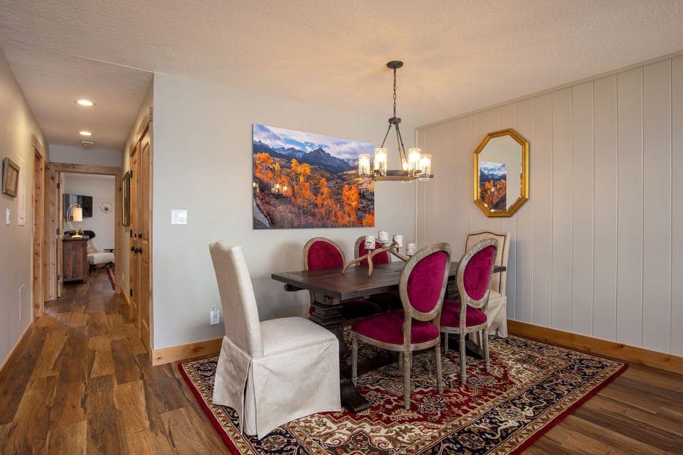 Dining area with seating for 6.