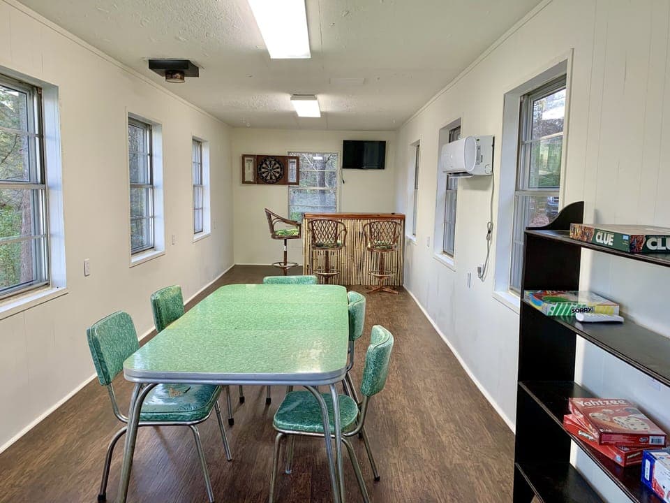 Shell Shack-hangout/game room, tv, card table. 