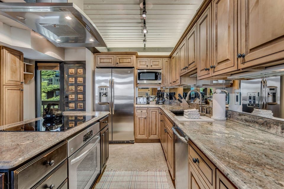 Full kitchen