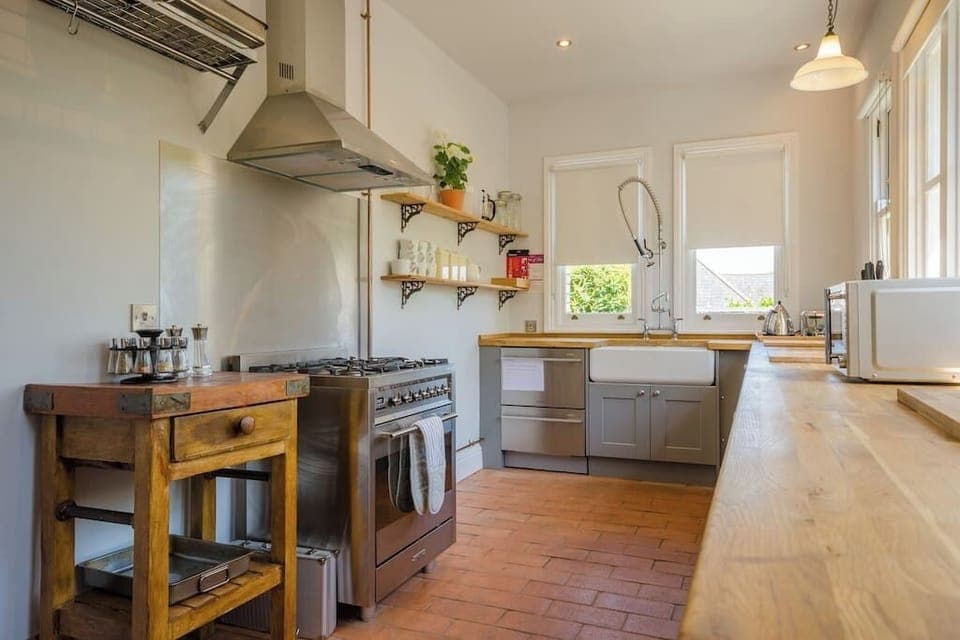 Kitchen - looking over the harbour