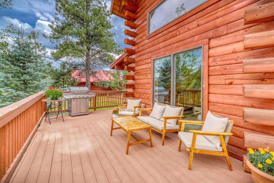 Welcome to Mountain Spruce Retreat! Pet friendly, sleeps 8, and has 3 bedrooms and 3 baths! Luxury mountain neighborhood and 10 mins. from uptown!