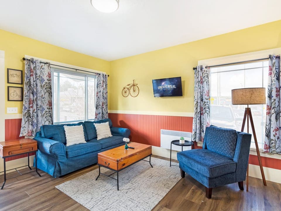 Living room with Smart TV and kitchenette 
++Adults Only++