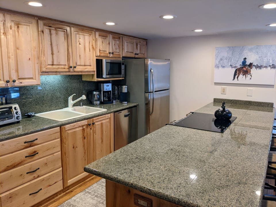 Kitchen & Bar