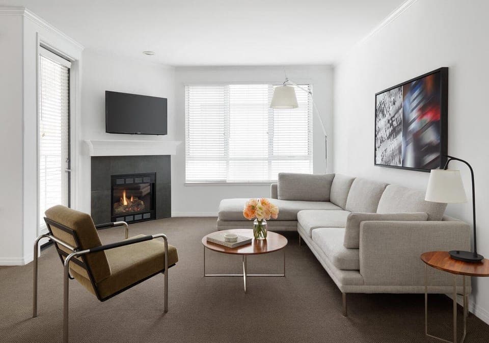 rsz_two_bedroom_w_den_living_room_2_0