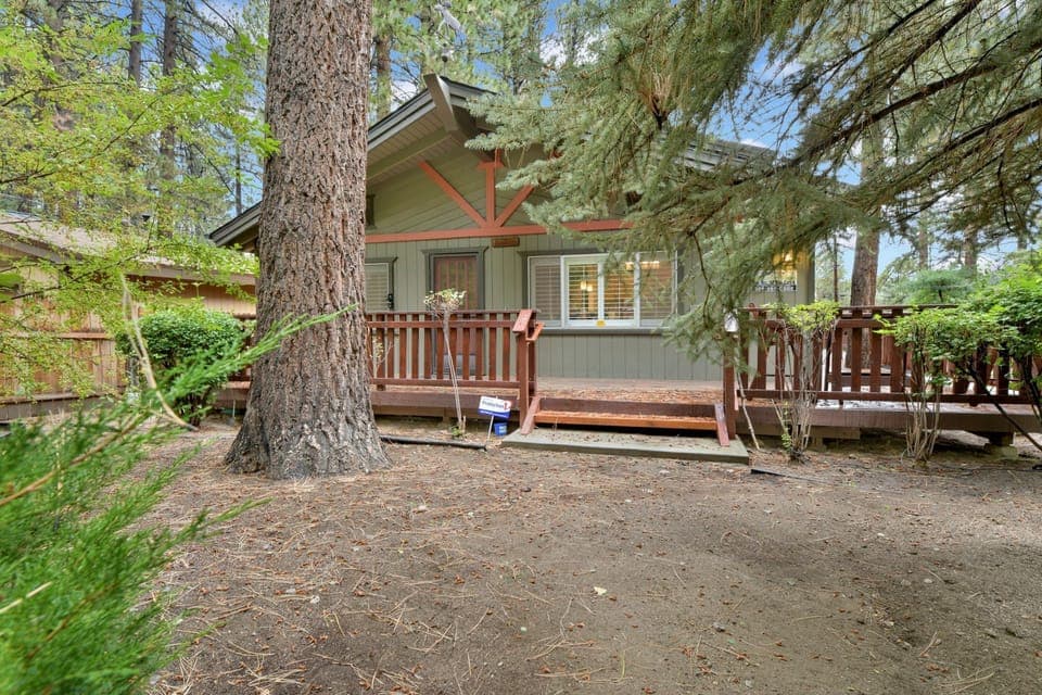 Charming cabin retreat within walking distance to Bear Mountain Ski Resort, golf course, and zoo, offering year‑round adventure.