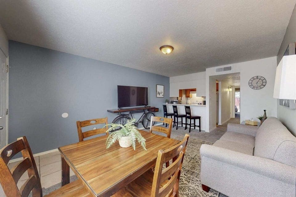 Smart television with free streaming digital television