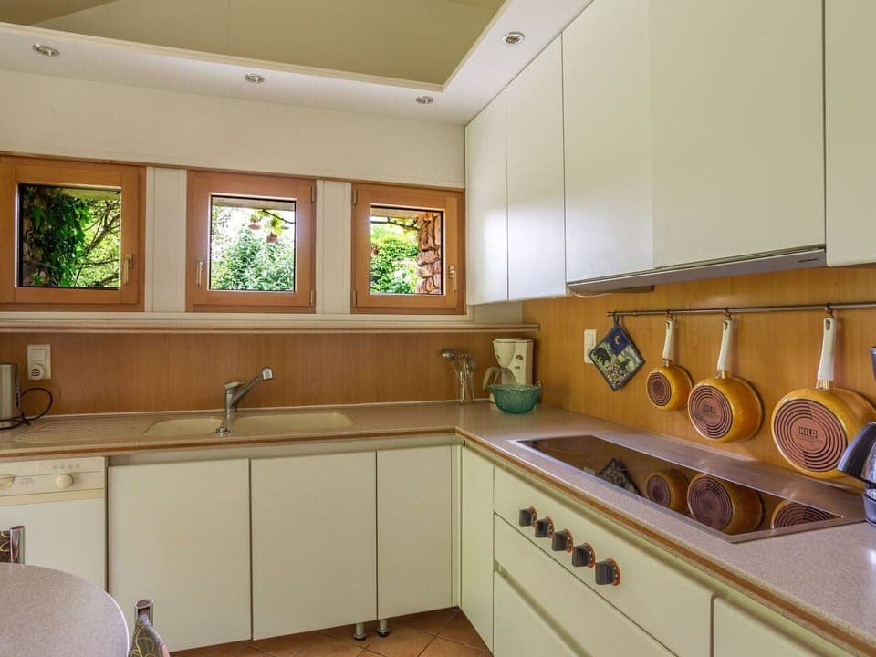 Property, Furniture, Comfort, Wood, Table, Television, Flooring, Interior Design, Floor, Architecture