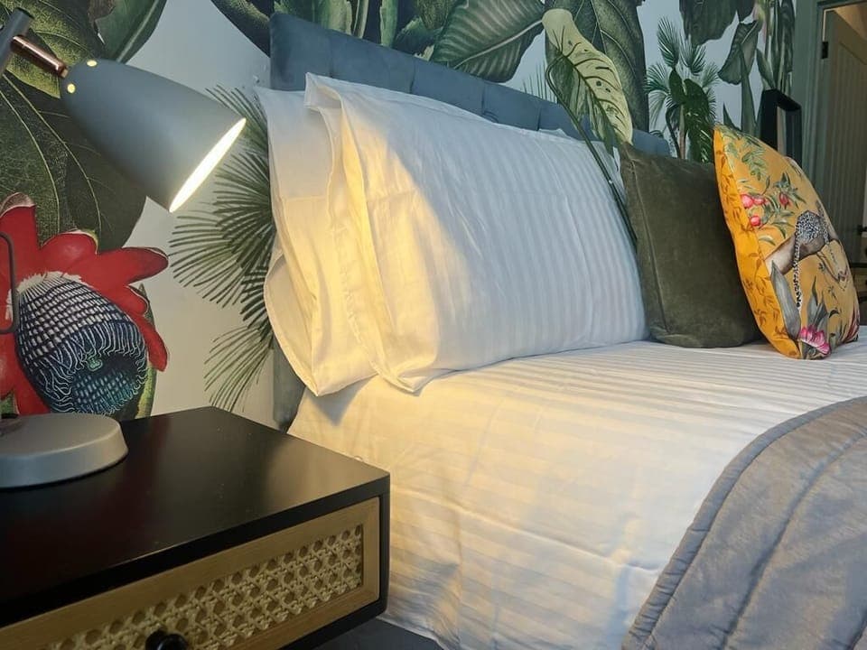 Studio 5 - Gelert with double bed and feature wall jungle wallpaper 