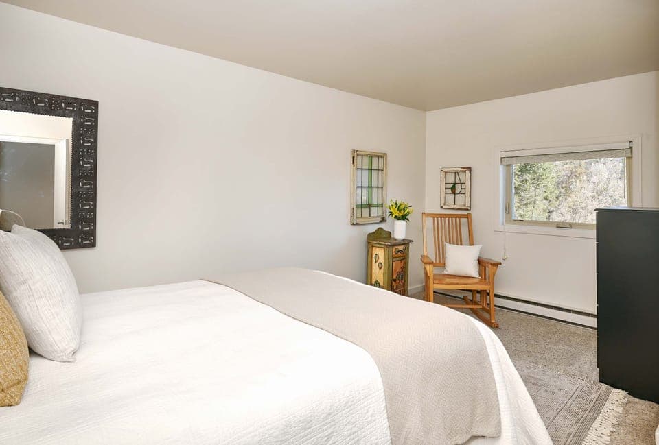 Guest bedroom with queen bed.
